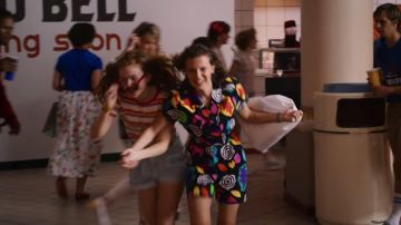 La combinación que lleva 11/ Eleven (Millie Bobby Brown) en Stranger Things S03E02
