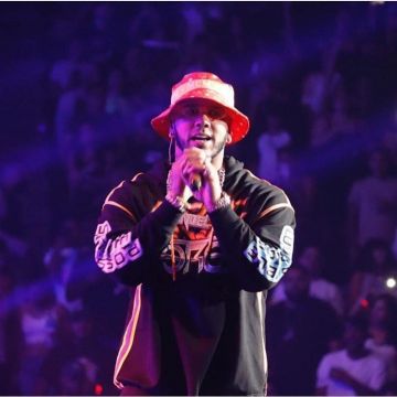 La sudadera con capucha de Anuel AA en una publicación de Instagram