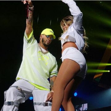 La camiseta de neón que lleva Anuel AA en una publicación de Instagram