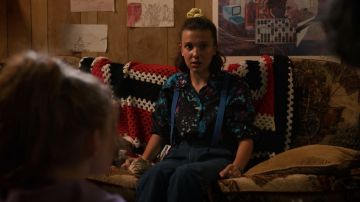 La camisa azul estampada usada por 11/Eleven (Millie Bobby Brown) en Stranger Things (S03E05)