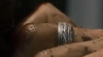 Anillo usado por Billy Hargrove (Dacre Mongomery) en Stranger Things (S03E02)