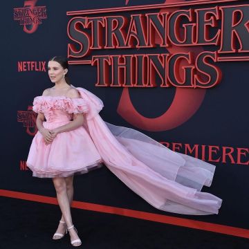Vestido rosa Rodarte usado por Millie Bobby Brown en el estreno de la temporada 3 de Stranger Things el 20 de junio de 2019 en Los Ángeles