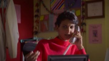 El suéter usado por el Dr. Lakshmi Chandra (Poorna Jagannathan) en The Act (S01E02)