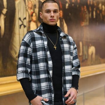 La chaqueta estampada de tartán en la cuenta de Instagram de @Georgecn_