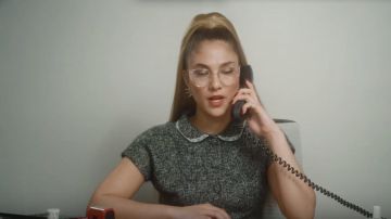 Le t-shirt en tweed gris avec col claudine porté par Chilla dans son clip Bridget