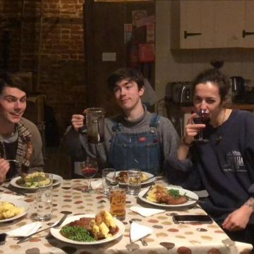 Overole usado por Declan McKenna como se ve en la cuenta de Instagram de @Thedeclanmckenna