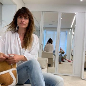The bag in brown suede and details white sheep worn by Caroline De Maigret on the account instagram of @peggfrey