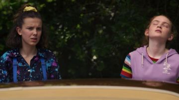 Printed shirt worn by 11 /  Eleven (Millie Bobby Brown) as seen in Stranger Things (S03E04)
