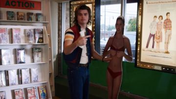 The jacket without handle blue and Red worn by Steve Harrington (Joe Keery) in Stranger Things (S03E08)