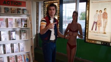 The white t-shirt striped blue and yellow Steve Harrington (Joe Keery) in Stranger Things (S03E08)