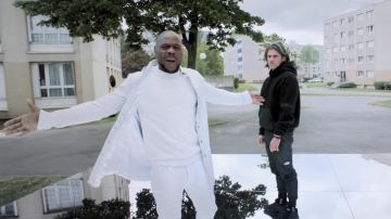 Le sweatshirt noir à capuche porté par Orelsan dans le clip À qui la faute ? de Kery James