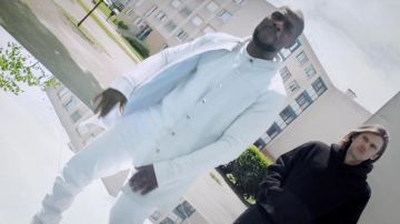 La veste blanche portée par Kery James dans son clip À qui la faute ? feat. Orelsan