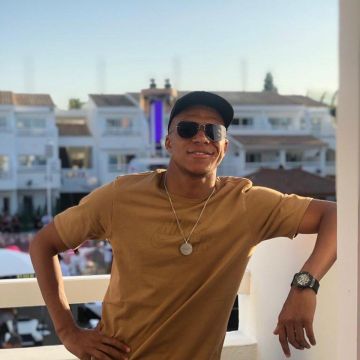 The short sleeve t-shirt Nike Air brown worn by Kylian Mbappé on his account Instagram of @k. mbappe