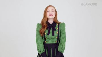 La robe portée par Sadie Sink dans la vidéo Stran­ger Things' Ca­leb McLaugh­lin and Sa­die Sink Take A Friend­ship Test par Gla­mour