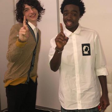 Chemise blanche portée par Caleb McLaughlin (des Choses étranges cast) sur Instagram
