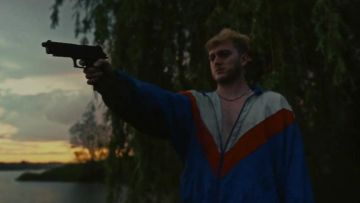 La veste à zip blanche rouge bleue portée par Vald dans le clip Bitch de Lefa