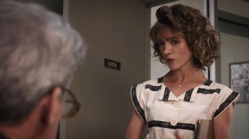 Collar usado por Nancy Wheeler (Natalia Dyer) como se ve en Stranger Things (S03E02)