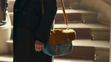 Le sac besace porté par Joséphine Pick (Camille Cottin) dans Le Mys­tère Henri Pick