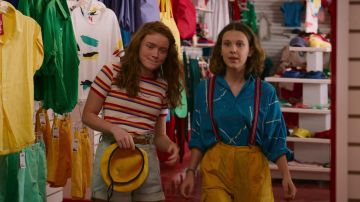 The blue blouse worn by Eleven (Millie Boby Brown) in the series Stranger Things (S03E02)