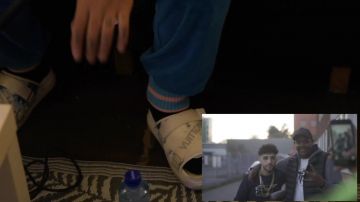Louis Diapositives Chaussures portés par les Trippie Redd comme on le voit dans TRIPPIE REDD RÉAGIT À la SCANDINAVE VIDÉOS de RAP. par YLTV