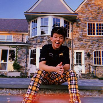 Plaid pants worn by Jacob Sartorius as seen on his In­sta­gram Ac­count @Ja­cob­sar­to­rius