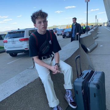 White pants worn by Jacob Sartorius as seen on his In­sta­gram Ac­count @Ja­cob­sar­to­rius