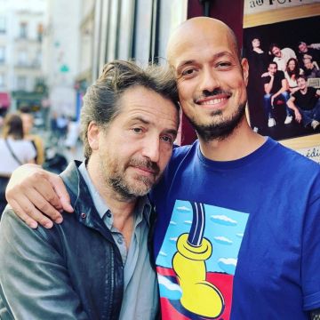 La camiseta azul de manga corta con estampado frontal que lució Carlito con Edouard Baer en @rafcarlito