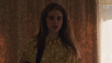 La chemise jaune à pois blancs portée par Regina Tiedemann (Lydia Makrides) dans Dark (S02E03)