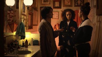 La veste noire portée par Tabitha Foster (Quintessa Swindell) dans Trinkets (S01E07)