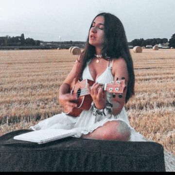 The white dress on the account Instagram of @Emma_and_joy
