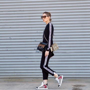 Las zapatillas rosas grises y rojas que lució Olivia Palermo en su cuenta de Instagram @oliviapalermo