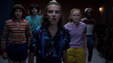 Printed shirt worn by 11 / Eleven / El (Milli Bobby Brown) as seen in Stranger Things (S03E04)