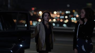 The skirt with motifs of birds worn by Tabitha Foster (Quintessa Swindell) in Trinkets (S01E07)