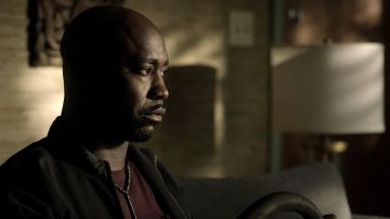 La veste zippée de Amenadiel (D.B. Woodside) dans Lucifer (S02E10)