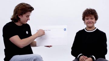 Noir t-shirt porté par Joe Keery dans des Choses plus étranges Fonte de Réponse sur le Web, le Plus Recherché des Questions en FILAIRE