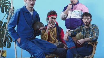La chemise à manches longues à motifs vert et bleu dans le clip MY ONLY de Arche