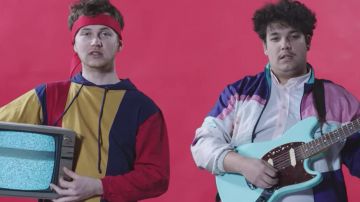 La veste de survêtement vintage violet rose et blanche dans le clip MY ONLY de Arche