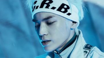 La pancarta de la FCRB usada por Taeyong en el clip El 7º sentido por NCT U