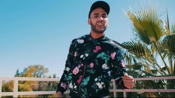 The jacket floral print of Heuss the Bastard in the clip TIKKA Artist