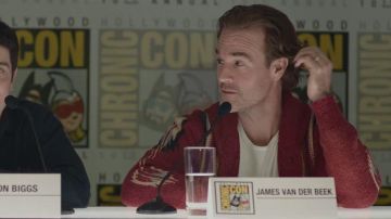 Cárdigan rojo usado por James Van Der Beek para el panel de reinicio de Jay y Silent Bob en la Comic Con 2019
