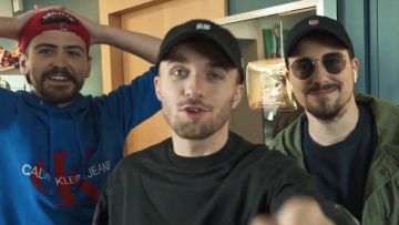 La casquette Japonaise de Squeezie dans la vidéo Comment faire un clip de l'été ? (légèrement cliché)