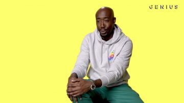 Pantalones y sudadera usada por Freddie Gibbs en Flat Tummy Tea Official Lyrics & Meaning video por Verified