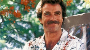 La camisa blanca hawaiana de Thomas Magnum (Tom Selleck) en Magnum