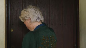 The jacket of John Milburn (Gillian Anderson) in Sex Education (S01E08)