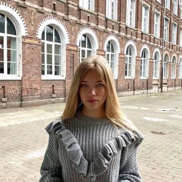 The gray sweater worn by Lola on his account Instagram @Laa__lysnl