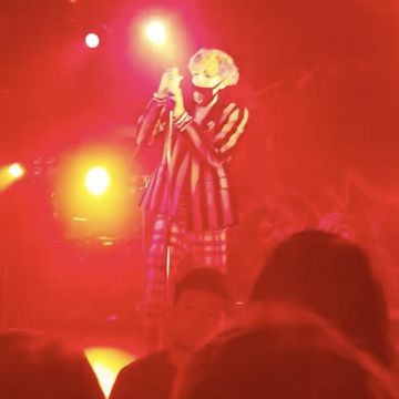 Los pantalones a cuadros que usó Jumex durante su vivo Alive In My Coffin en Tokio