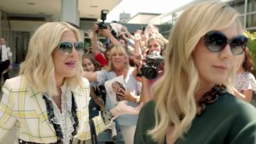 Collar de eslabones grandes en plástico marrón carey usado por Jennie Garth en BH90210 (Temporada 1)