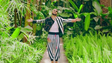 Pantalon à rayures porté par Maluma dans son Hola Senorita (Maria), vidéo de musique avec GIMS