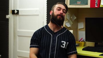 Le maillot de baseball à rayures de Efkan kurnaz dans sa vidéo YouTube MON PLAN UL­TIME POUR SER­RER PAIGE HA­THA­WAY