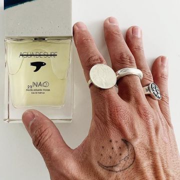 La bague chevalière d'un inconnu sur le compte Instagram de @aguadesurf